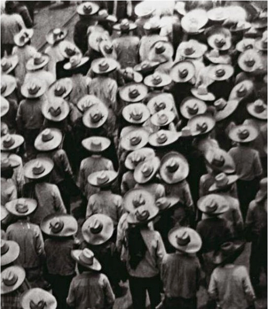 Tina Modotti, "Campesinos alla parata del 1° maggio", Messico, 1926