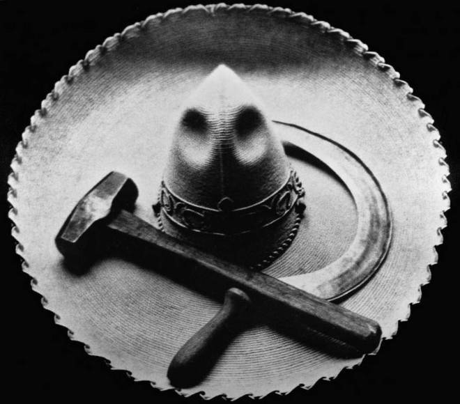 Tina Modotti, "Sombrero, falce e martello", Messico, 1927